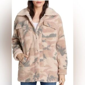 Levi's Women's Cream and Tan Oversized Camo Teddy‎ Shirt Jacket